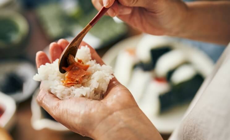 おむすびにぎる