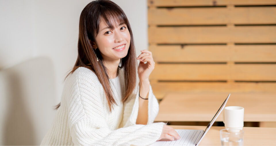 パソコンで作業する女性