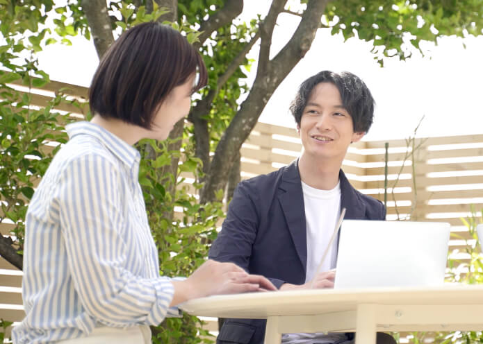 女性と打ち合わせする男性