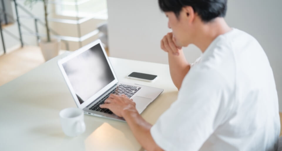 パソコンで作業する男性